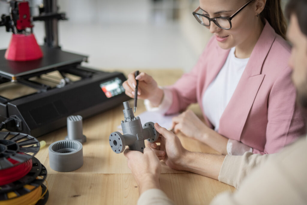 Qualitätskontrolle eines technischen ASA 3D-Druck Bauteils bei printmy3d.de – Fokus auf Schichthaftung und Präzision.